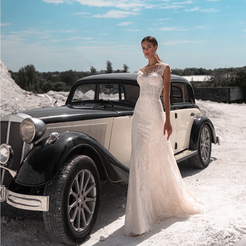 Elegant Ivory Sheath Lace Wedding Dress with nude illusion bodice.Size 18.  P805